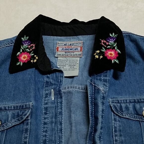 Vintage At Last Chambray Floral Velvet Button Top - Picture 7 of 10